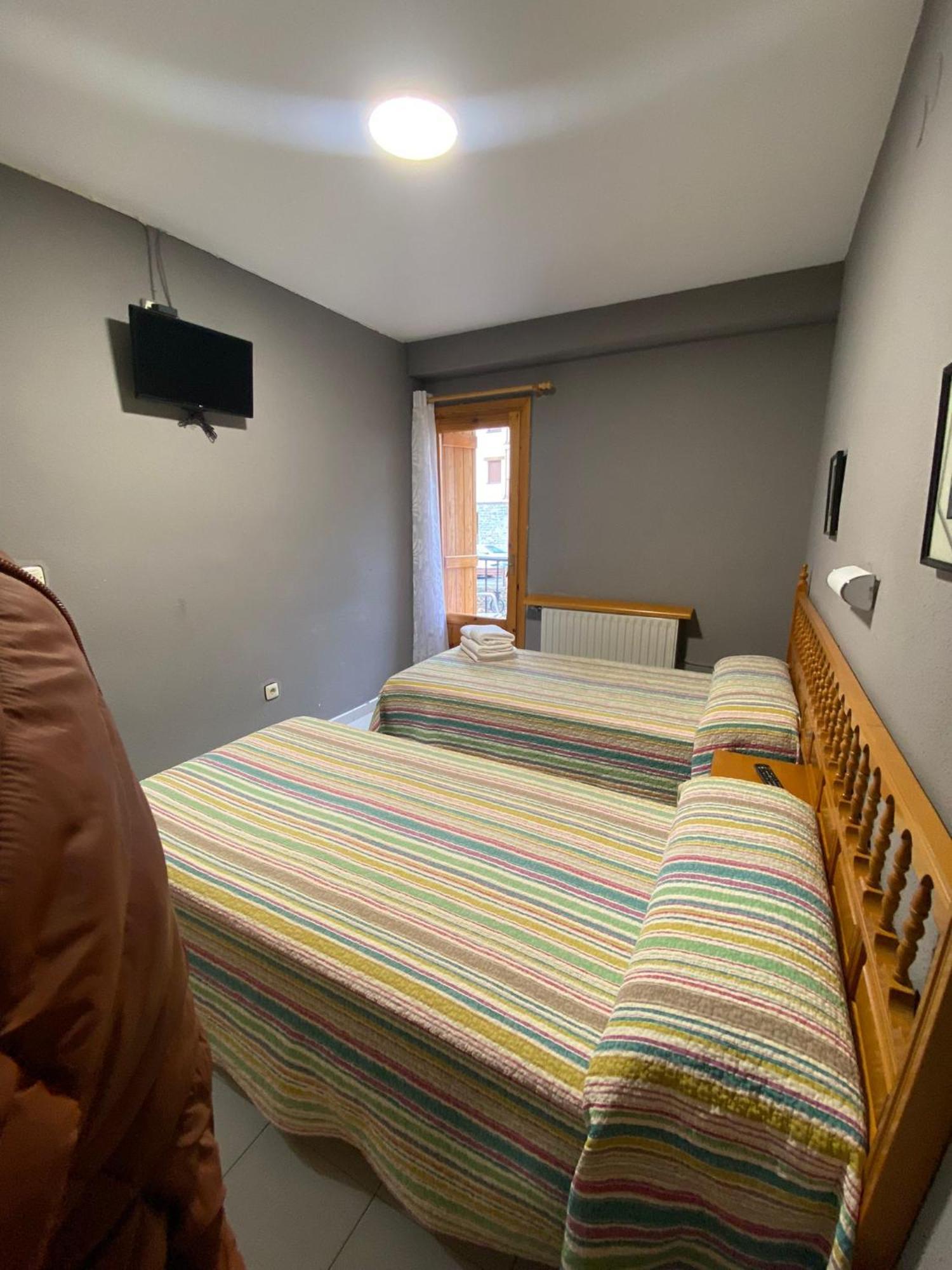 Hostal Los Valles Bielsa Exterior photo
