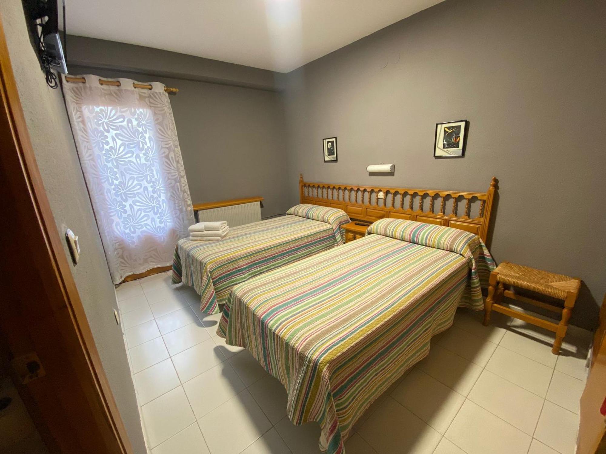 Hostal Los Valles Bielsa Exterior photo